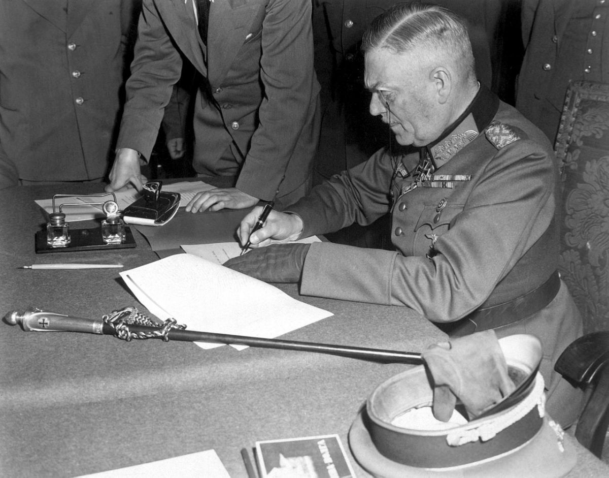 Kajtel potpisuje kapitulaciju Nemačke
