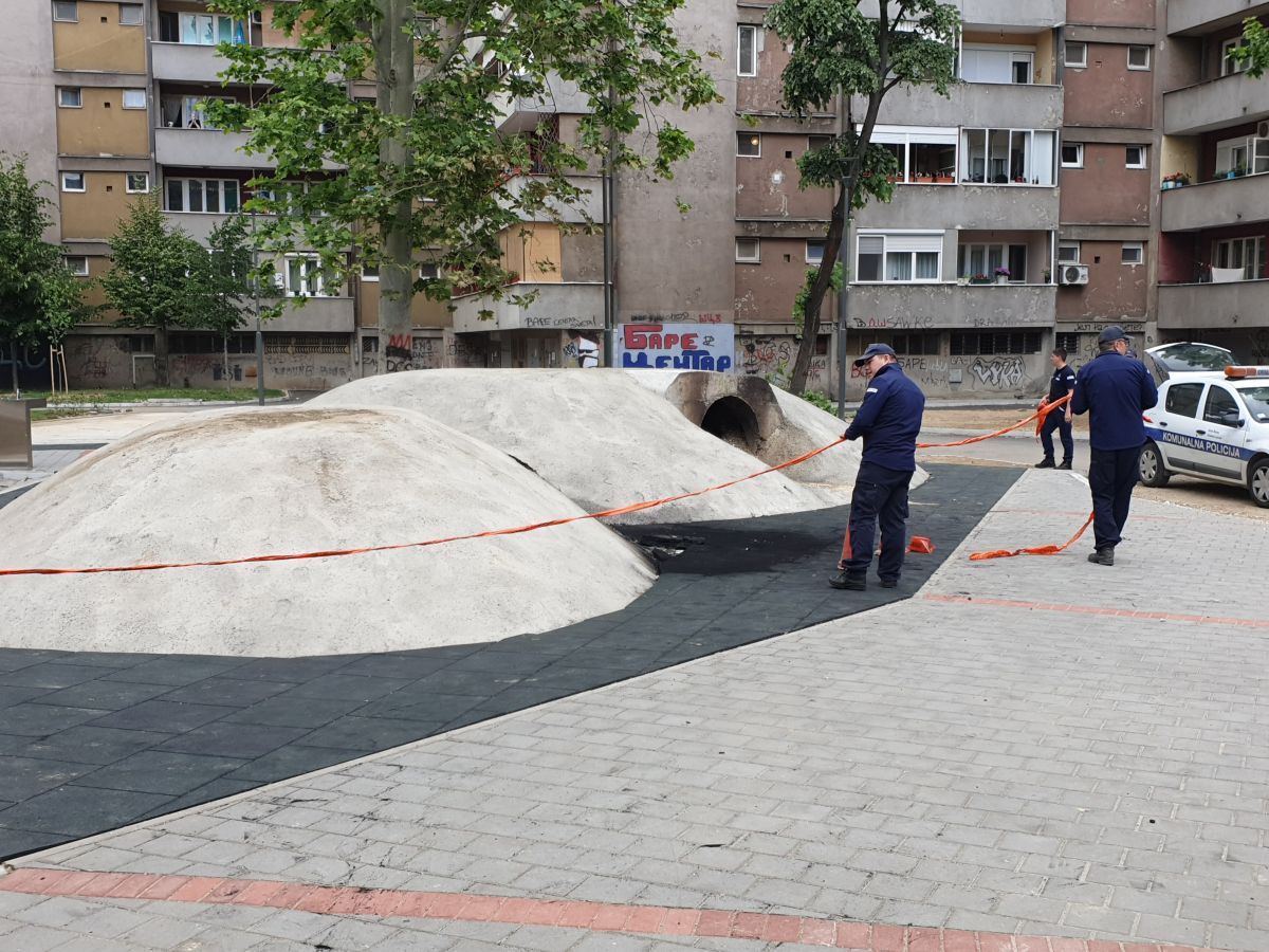 Комунална полиција оградила игралиште у Бенској бари