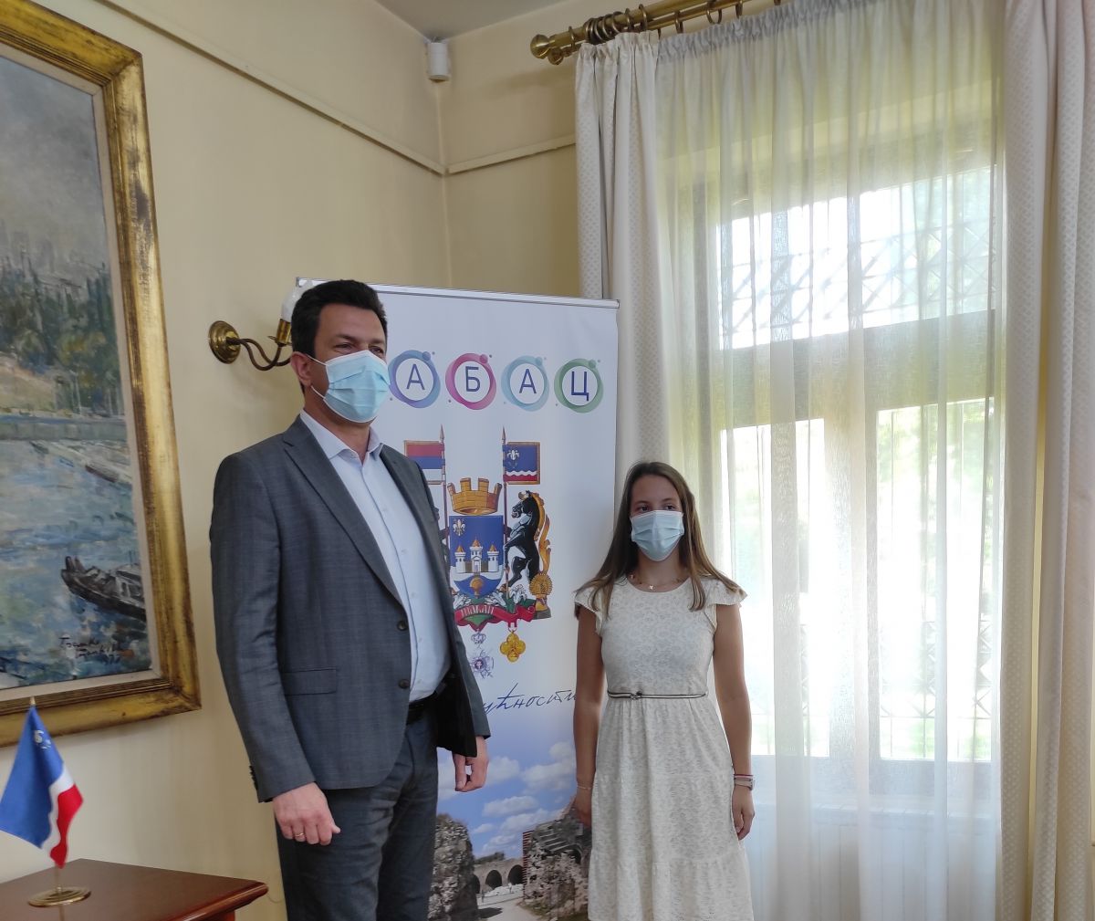 Foto: Glas Podrinja / gradonačelnik dr Aleksandar Pajić i Anja Petrović