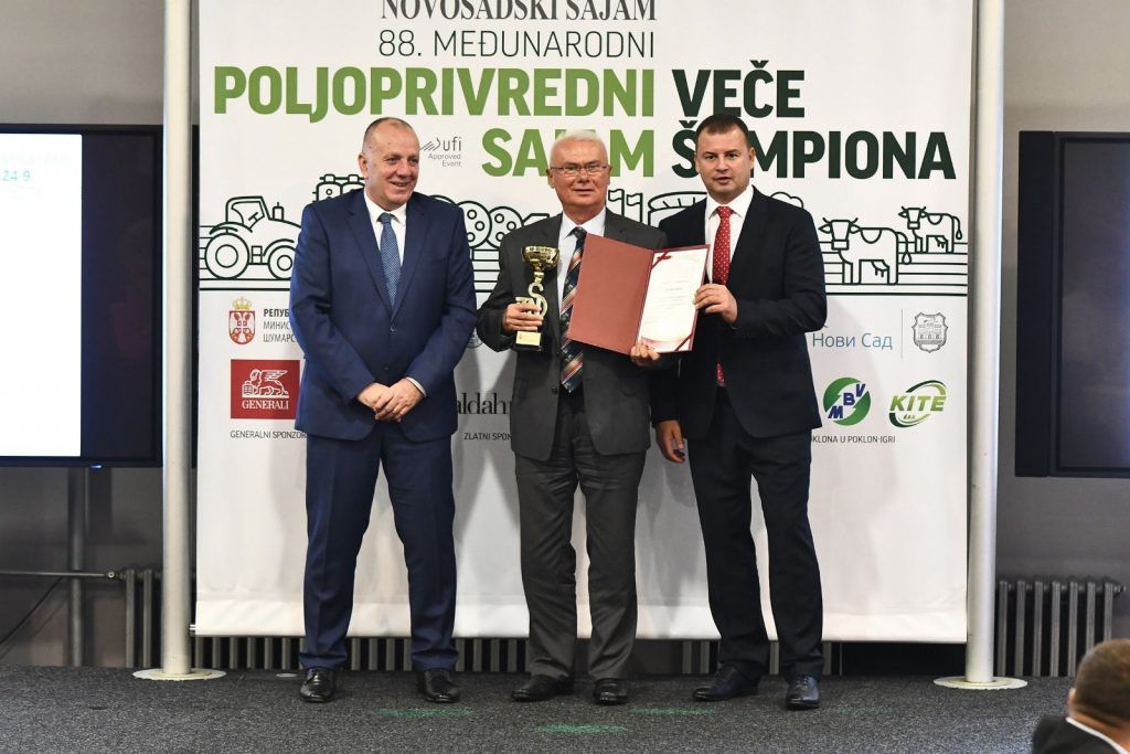 Foto: Grad Šabac /Nagradu su primili Milutin Stojinović, član Gradskog veća za poljoprivredu i Dragan Ranđić, načelnik Odeljenja za poljoprivredu