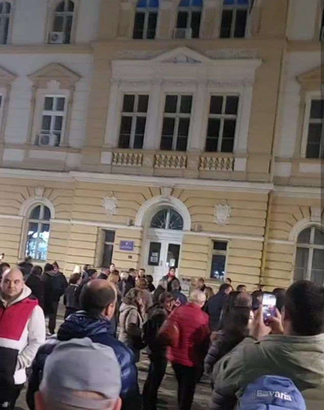 Foto: Glas Podrinja: Skup ispred zgrade PU Šabac