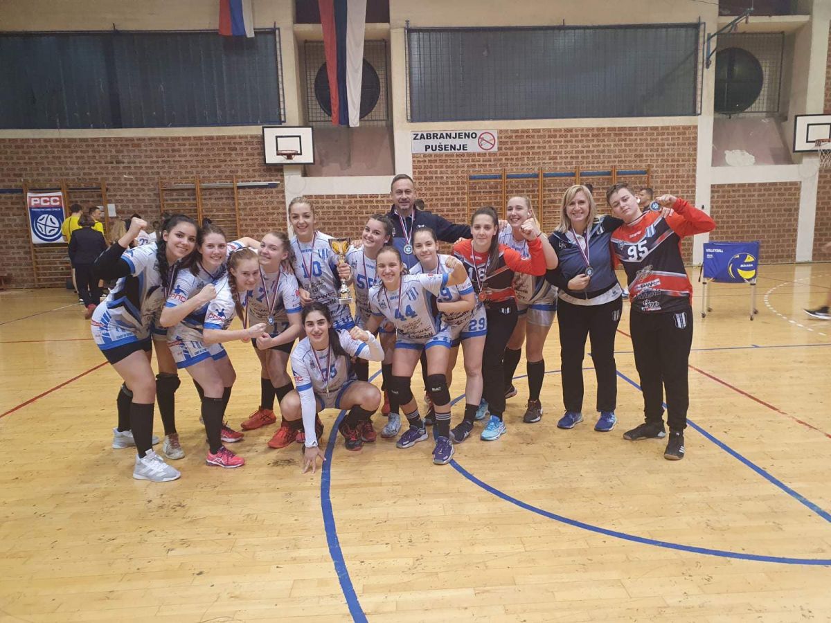 prvi trofej u rukama Šapčanki (foto: ŽRK Medicinar - fb stranica)