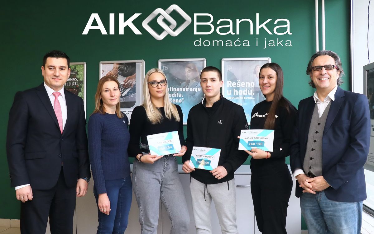 Foto: Glas Podrinja: Predstavnici AIK banke i BBA sa nagrađenim učenicima i profesorkom