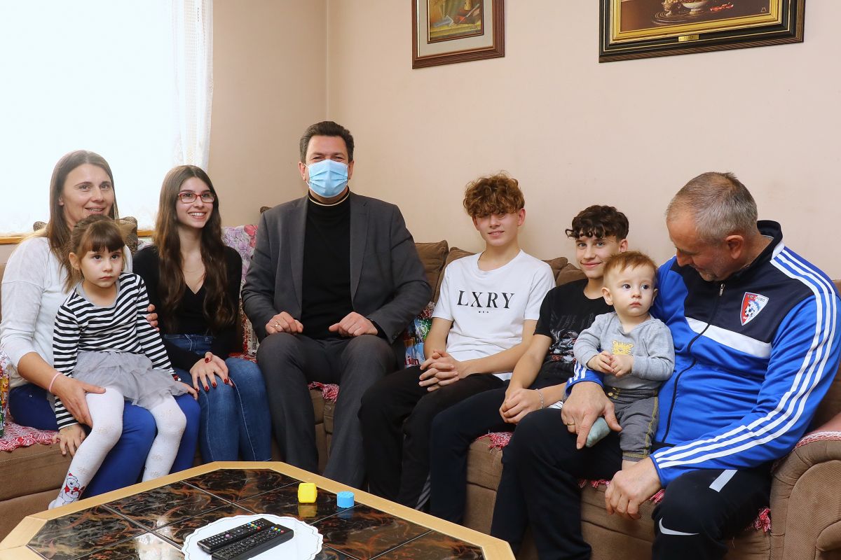 Gradonačelnik Šapca dr Aleksandar Pajić, danas, prilikom posete porodici Terzić na Mišaru, najmlađim članovima uručio paketiće