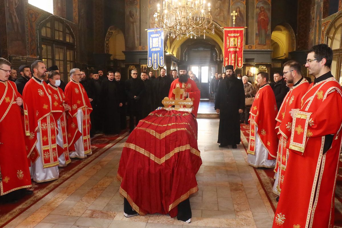 Шапчани се у Саборном храму Светих апостола Петра и Павла опраштају од епископа Лаврентија, који се упокојио јуче у 88. години (Фото: Глас Подриња)