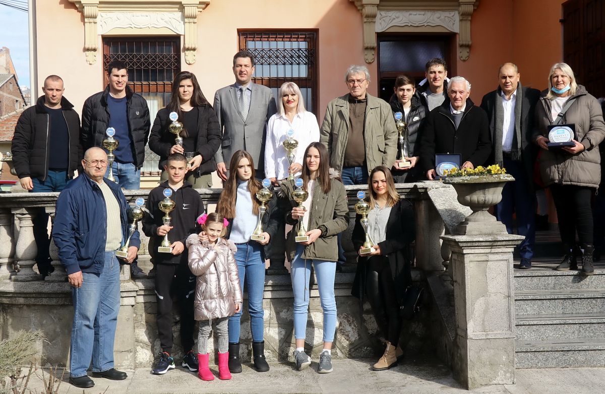 Laureati sa  gradonačelnikom Šapca, Foto: "Glas Podrinja"
