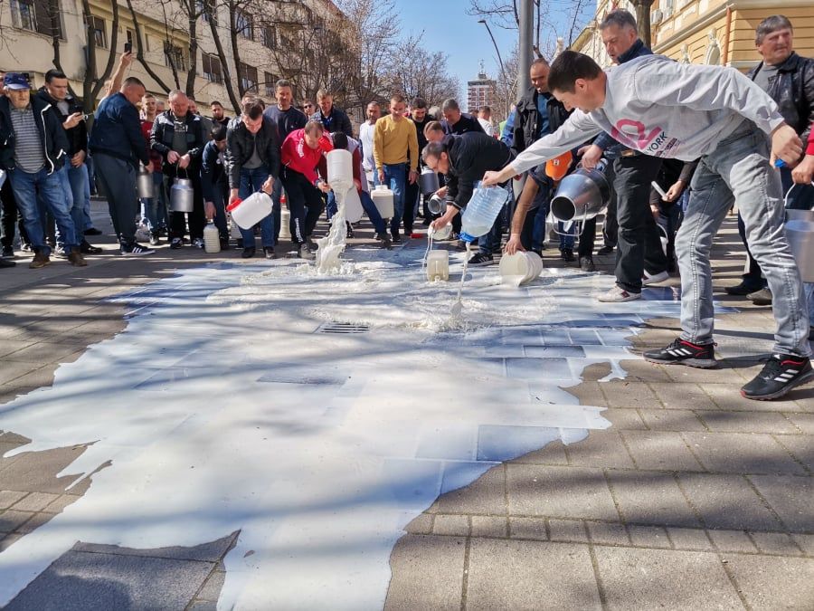 Foto: Glas Podrinja: prosipanje mleka kao vid protesta