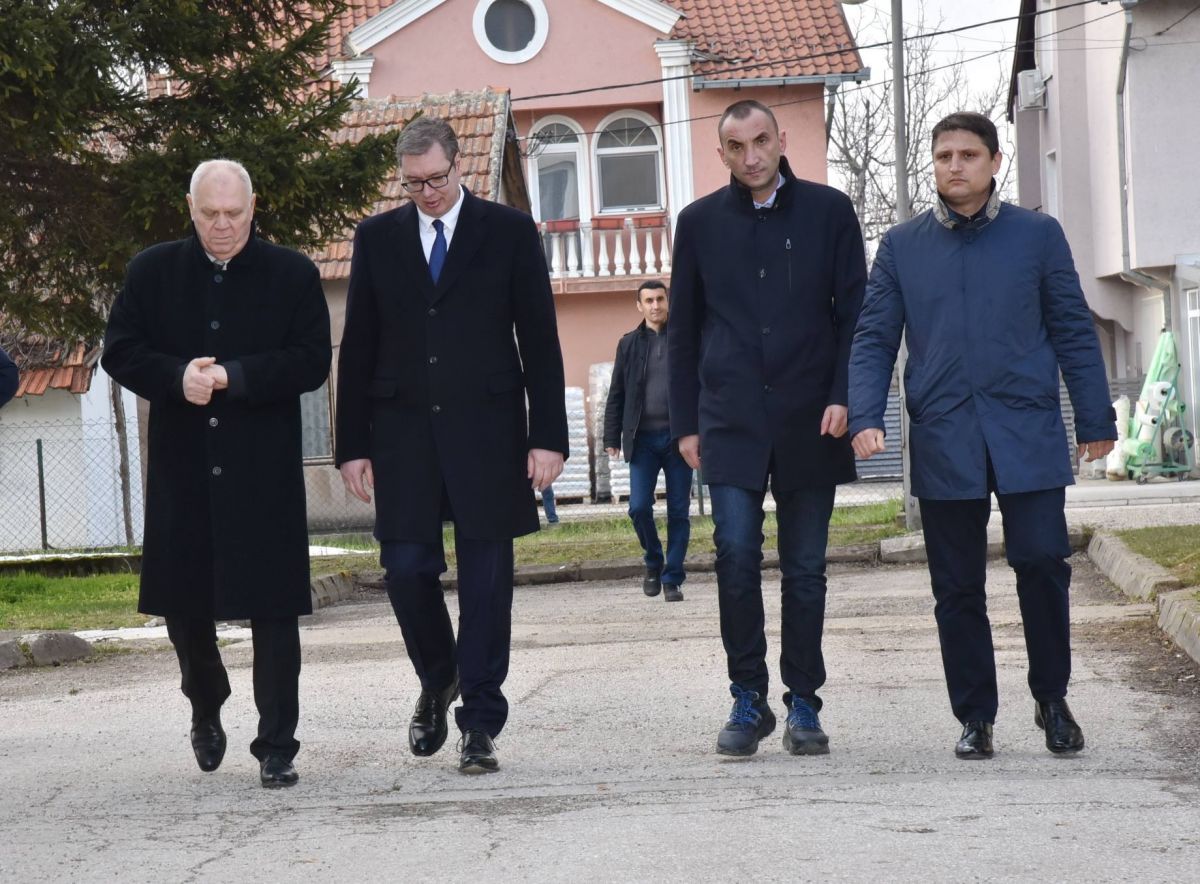 Vučić najavio izgradnju puta do Uba, zatvorenog bazena, nova radna mesta