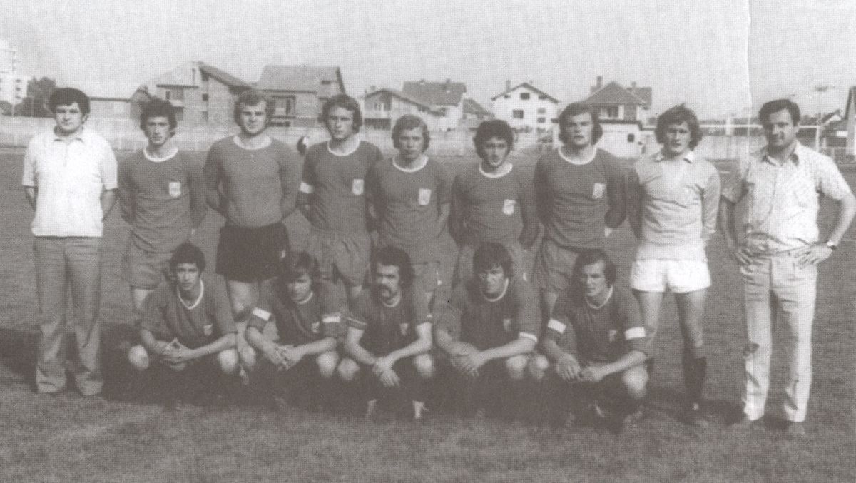 FK Železničar - V. Petrović Lale prvi s leve strane, gornji red (foto: knjiga „Sto godina fudbala u Šapcu“ A. Đ.)