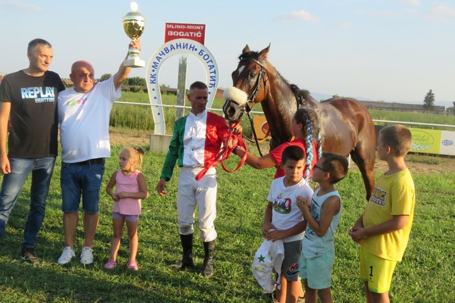 Foto Glas Podrinja: Pobedničko poziranje