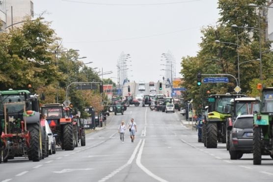 Пољопривредници шести дан блокирали булевар у центру Новог Сада