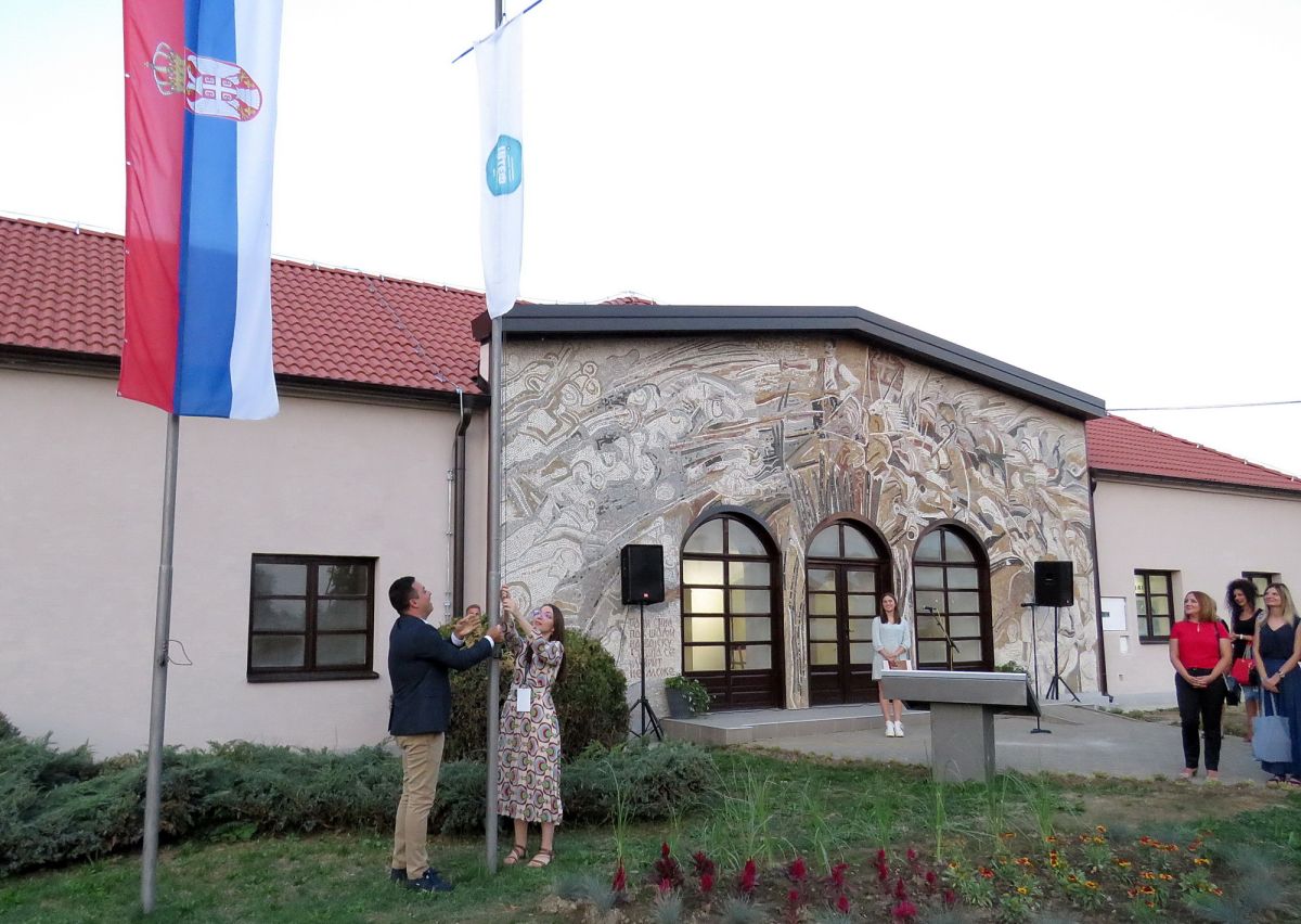 Podizanje festivalske zastave (foto: Glas Podrinja)