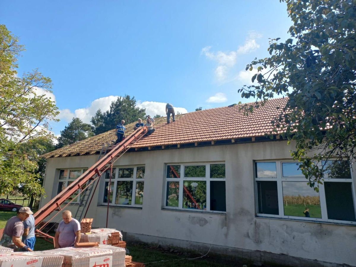 Реконструкција крова школе у Пејиновићу