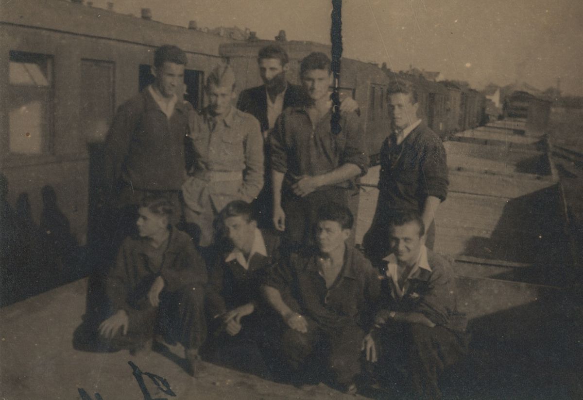 Pred odlazak u Kikindu 1949: Živko Veselinović Mandža, Toma Hladni (vojni rok),  Pavle Jagerović, Slavoljub Kostić Zeka, Nikola Čvorić Rojman (stoje); Ilija Lukić Rokica,  Jovica Rakić, Nuka Domić, Đorđe Bajić Moruna