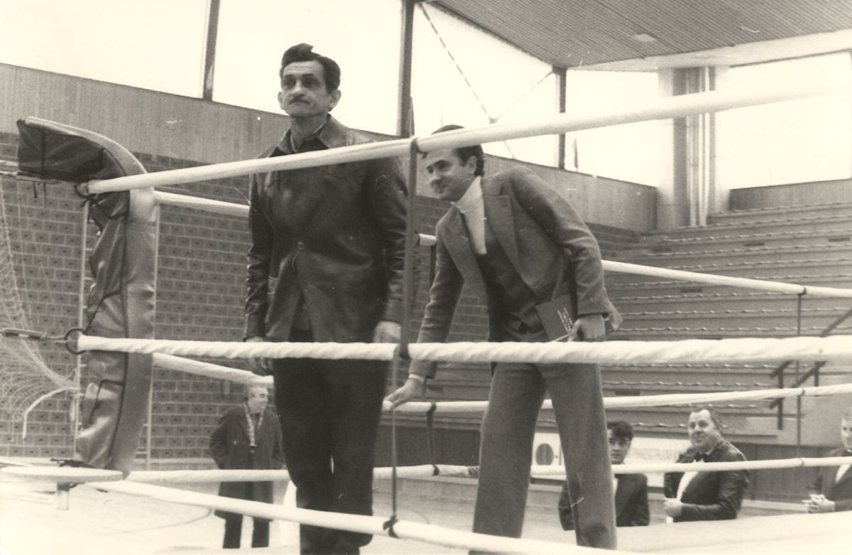 Aca Večerinović,   jedan od pionira  šabačkog boksa.  Slavko Sinđelić (iza)