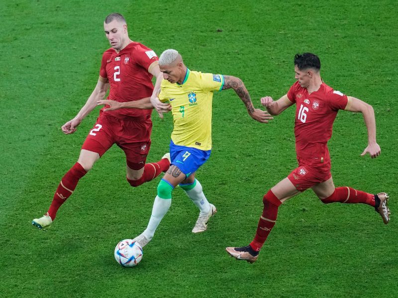 Pavlović i Lukuć u duelu sa Rišarlisonom (foto: Tanjug/AP Photo/Darko Vojinovic)