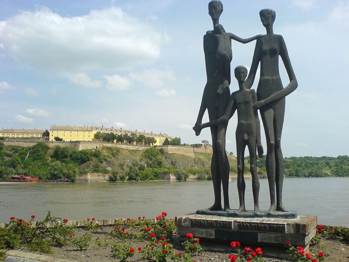 Споменик жртвама Рације (фото: Покрајац/Википедија)