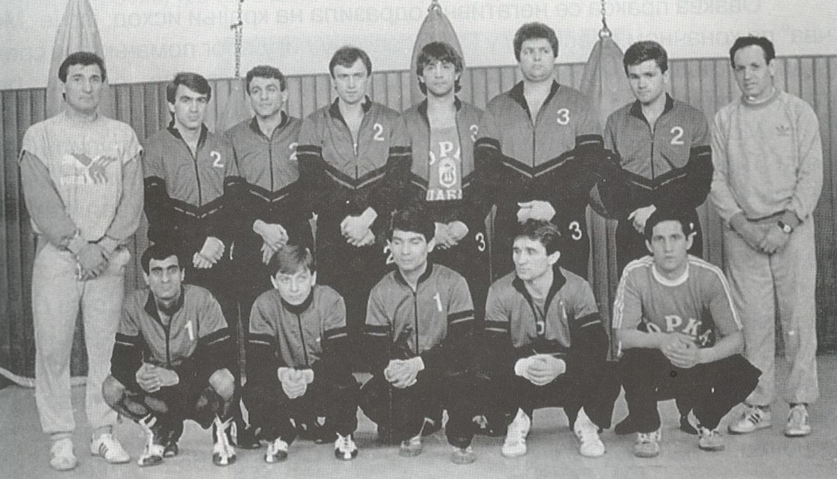 Mačva iz osamdesetih:  stoje: Rajšić (trener),  Ćelahmetović, Vasiljević, Vulin, Bajić, Simjonović,  Isakovski, Savić  (pom. trener);   čuče: Miražić, Perišić,  Jovanović, Blagojević  i Sm. Karadarević  (pom. trener), Foto: Privatna arhiva