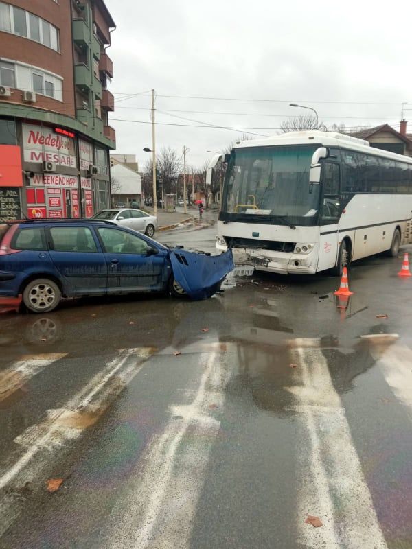 Две особе повређене у судару аутомобила и аутобуса