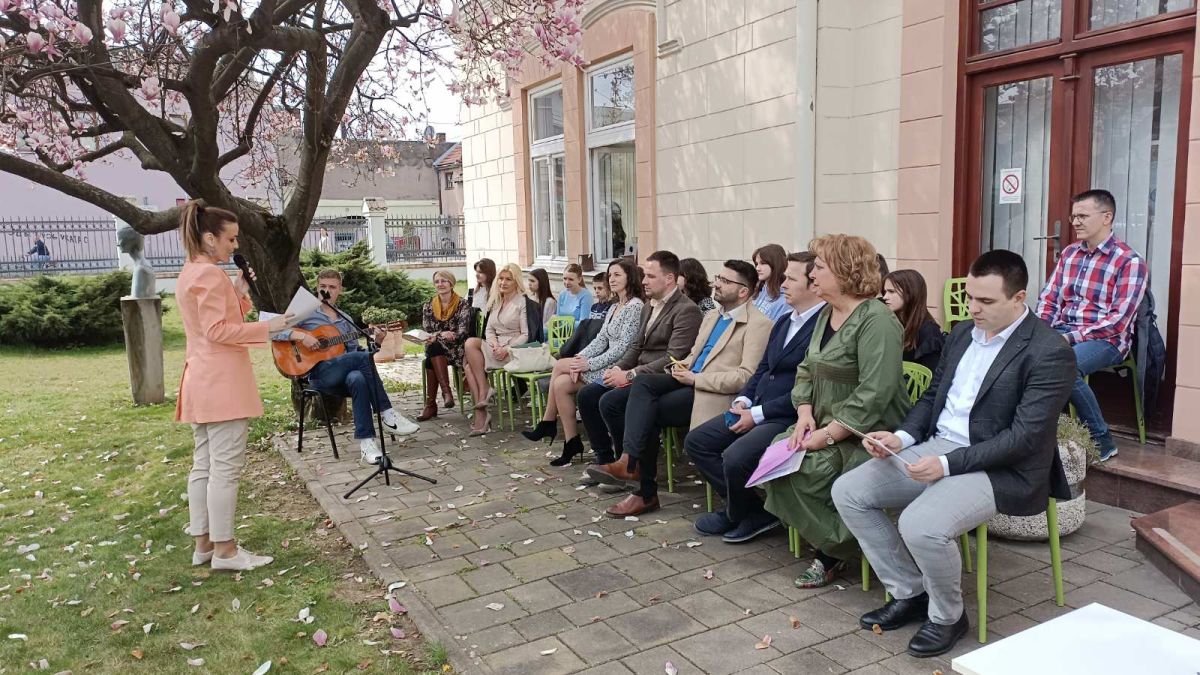 Poezija i magnolija u Biblioteci (Foto: Glas Podrinja arhiva)