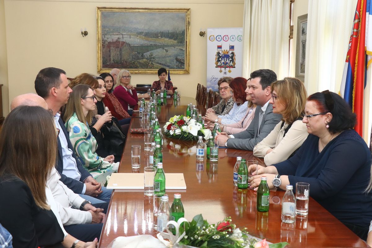 Predstavnici udruženja osoba sa autizmom u Gradskoj kući u Šapcu (Foto: Glas Podrinja)