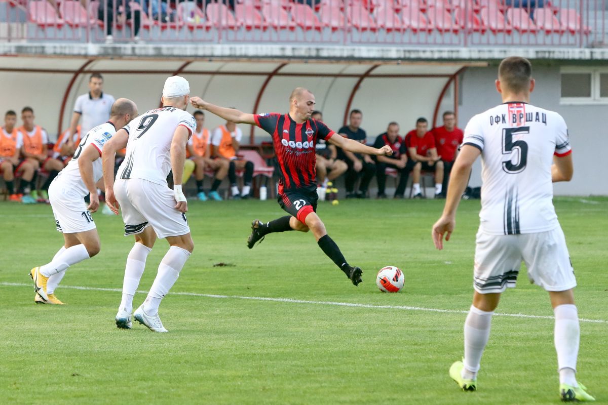 L. Pejović u duelu protiv Vršca (foto: Glas Podrinja)