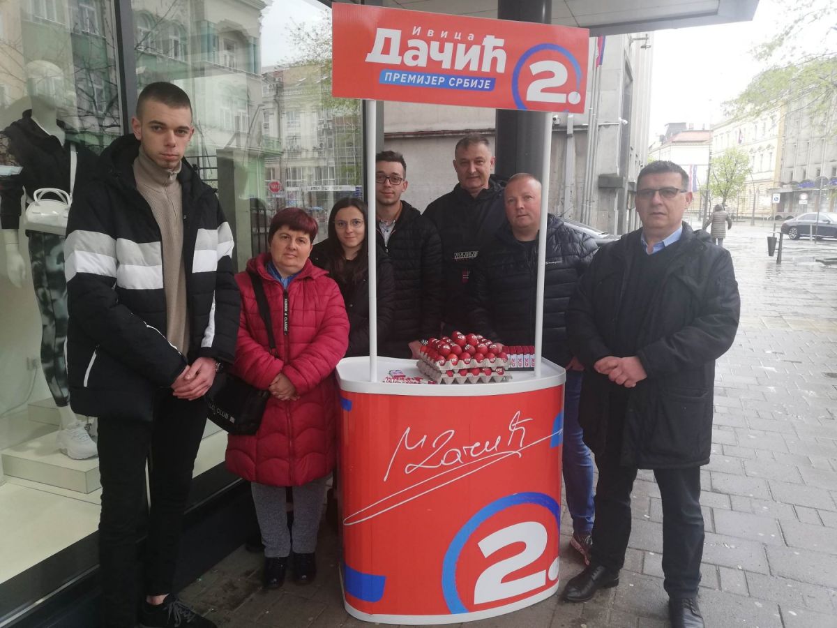 Socijalisti podelom uskršnjih jaja Šapčanima čestitali predstojeći praznik