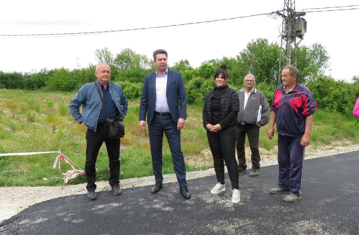 Gradonačelnik Šapca sa meštanima sela Bojić (Foto: Glas Podrinja)