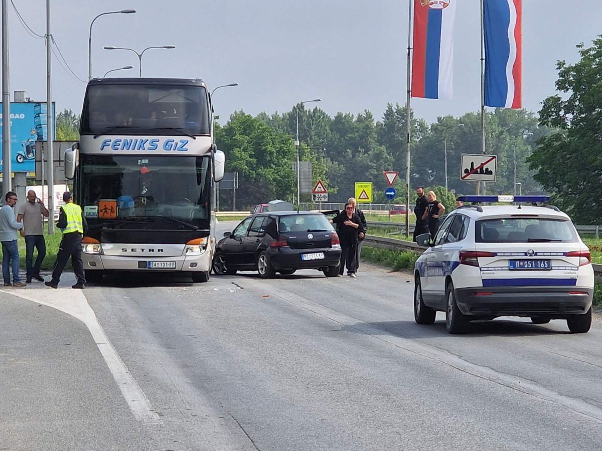 Povređeno desetoro dece i vodič