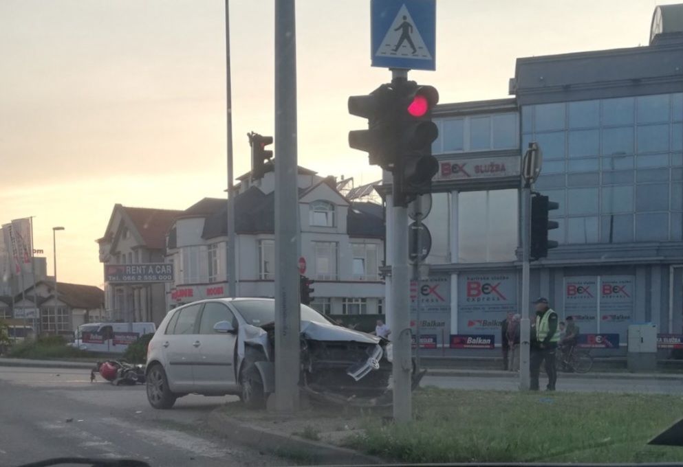 Судар аутомoбила и мотора