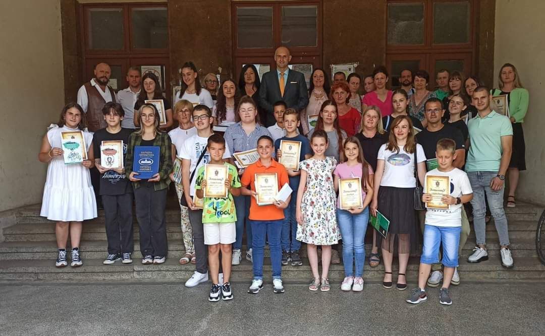 Priznanja za najbolje (foto: zvanična fb stranica predsednika Opštine Bogatić)