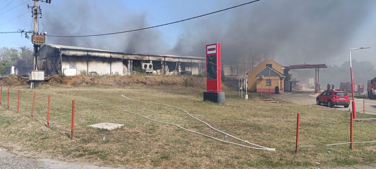 Veliki požar u Volujcu, prioritet preseći put vatri ka benzinskoj pumpi