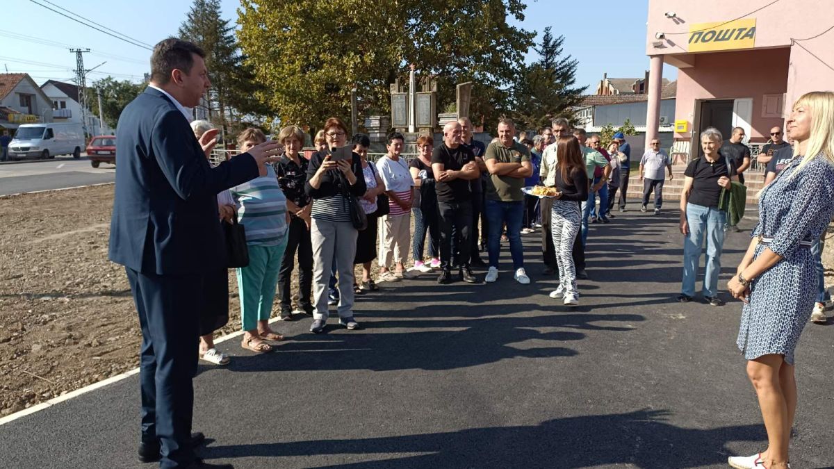 Poseta gradonačelnika Šapca MZ Kasarske livade i završenim radovima (foto: Glas Podrinja)