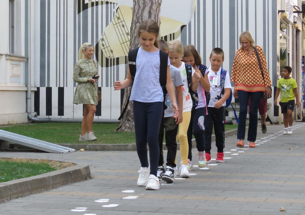 2.000 stopica iscrtano na trotoarima (Foto: Glas Podrinja)