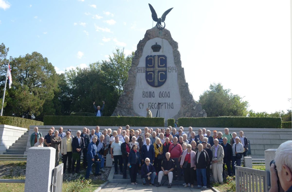 Чланови Удружења Војних пензионера Новог Београда  посетили спомен комплекс  у Текеришу