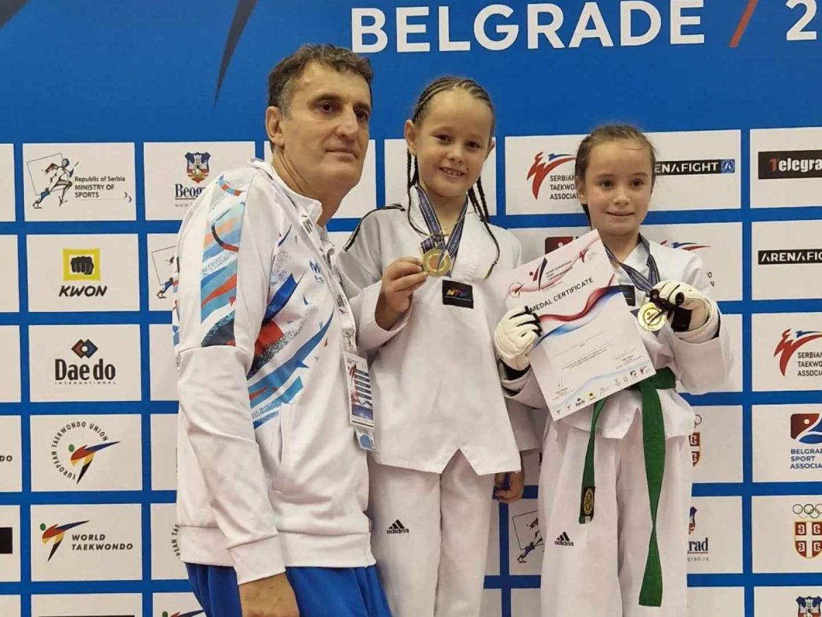 Trener Jovan Dedić sa Ninom Savić i Doroteom Andreas (foto: TK Šabac)