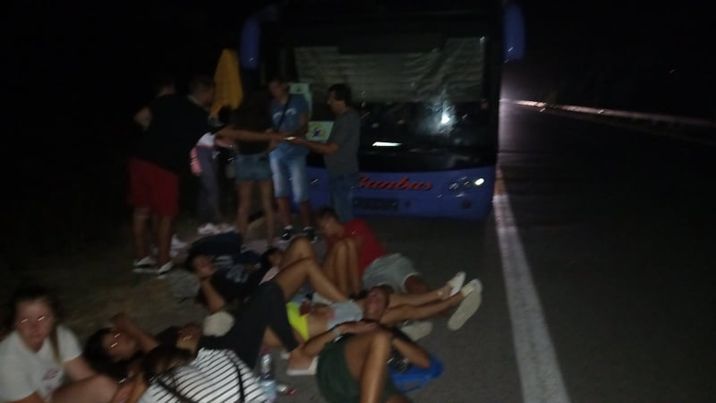 Foto: Glas Podrinja: Deca čekaju pored autobusa u kvaru
