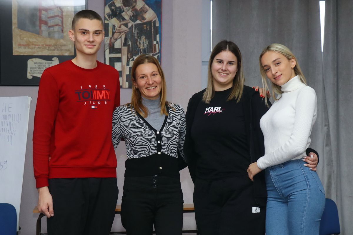 Jovana, Natalija i Markosa profesorkom Biljanom (Foto: Glas Podrinja)