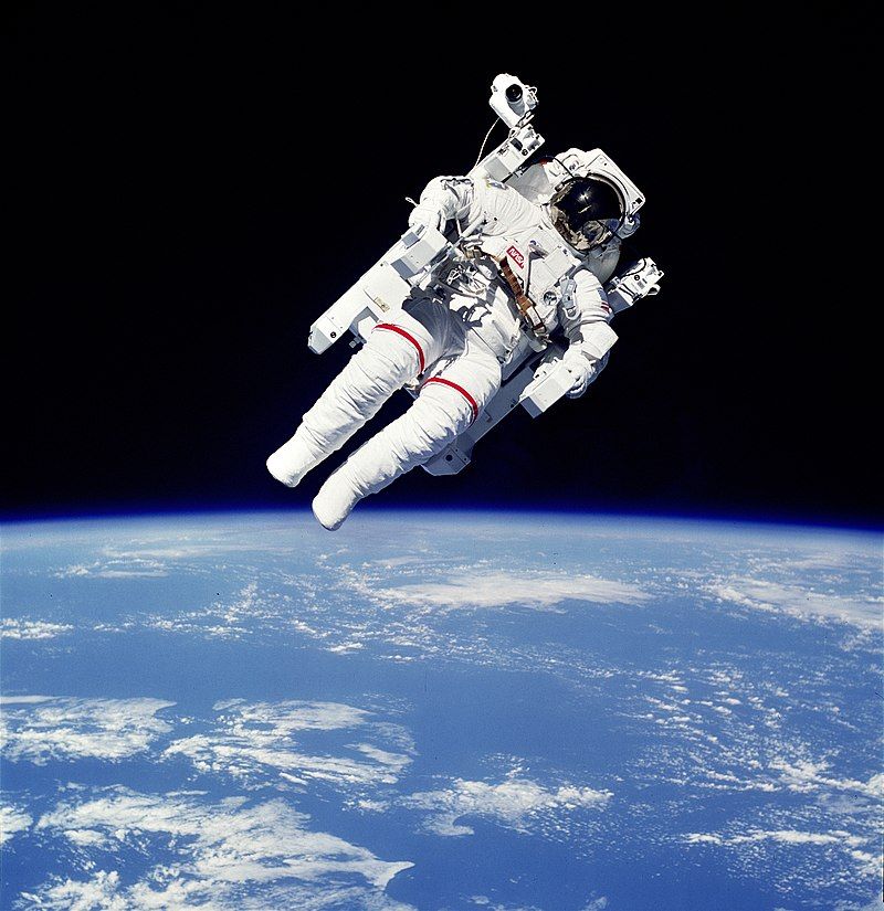 (By Askeuhd - Own work based on: STS41B-35-1613 - Bruce McCandless II during EVA (Raw scan).tif by NASA, CC BY-SA 4.0, https://commons.wikimedia.org/w/index.php?curid=111624803)