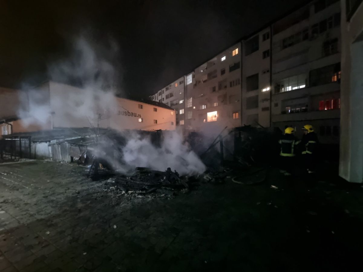 Изгореле четири дрвене гараже у центру Лознице