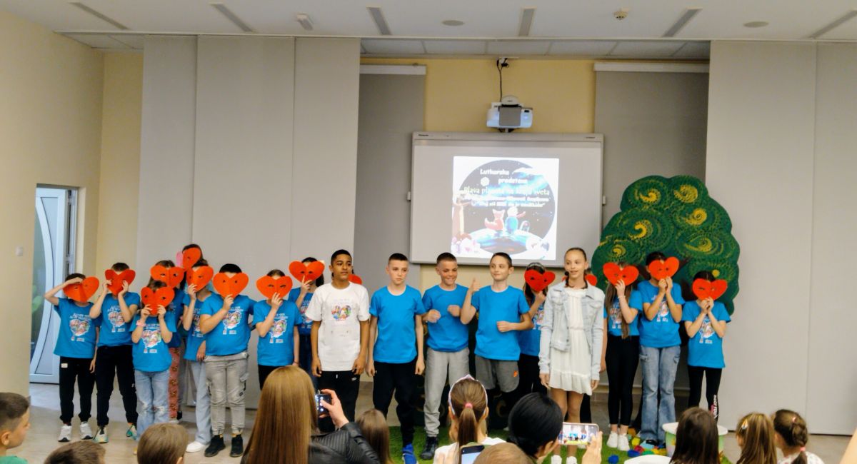 Premijerno izvedena predstava „Plava planeta na kraju sveta“