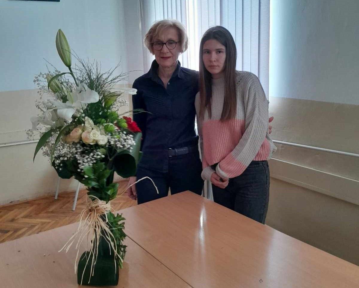 Mentorka Milena Stamenić sa nagrađenom Natašom Marinković (foto:SPŠ)