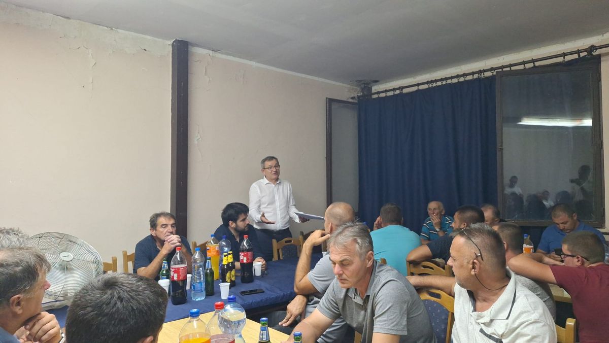 Dragan Glamočić u razgovoru sa proizvođačima mleka (Foto: Udruženje proizvođača mleka Mačvanskog okruga)