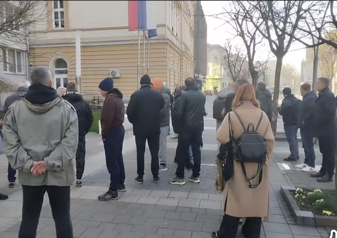 Протест испред Градске управе Шапца