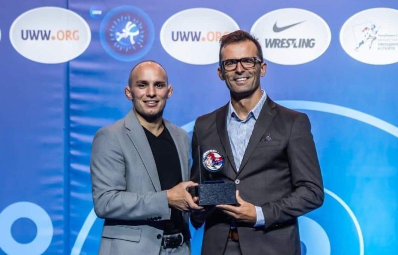 M. Panović (desno) prilikom dodele plakete Rvačkog saveza Srbije 2022. godine (foto: Rvački savez Srbije)