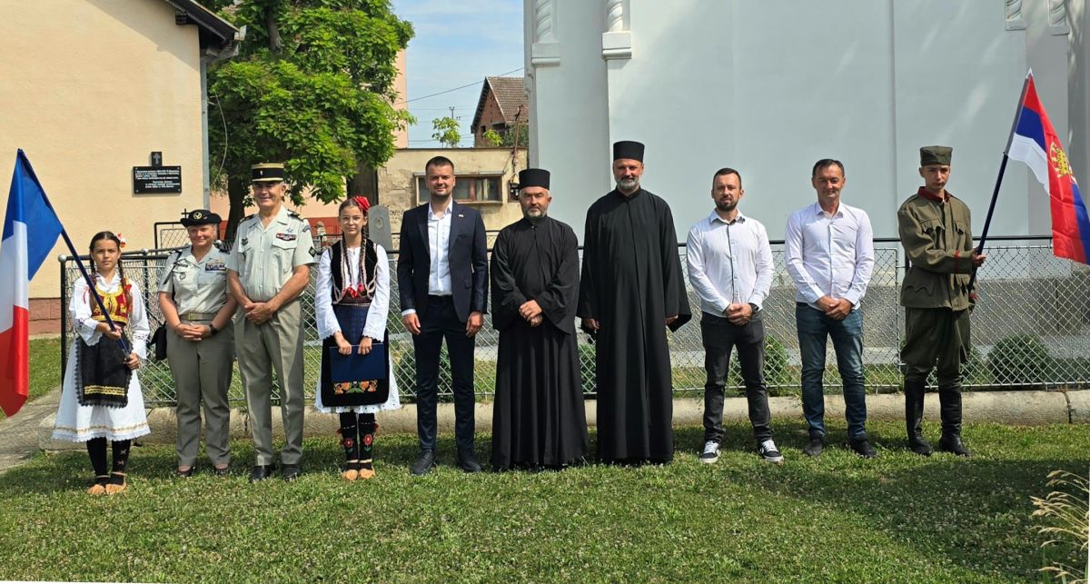 gosti i domaćini ispred Hrama (foto: D. V.)