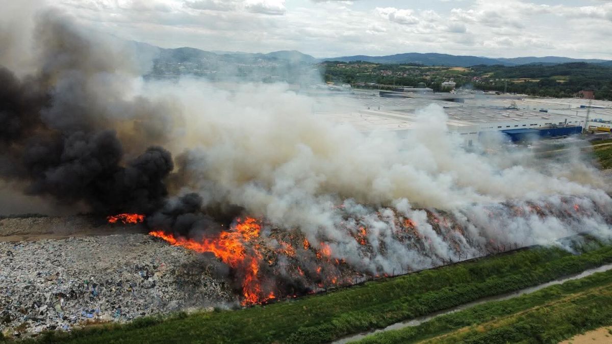 Deponija u Loznici gori treći dan
