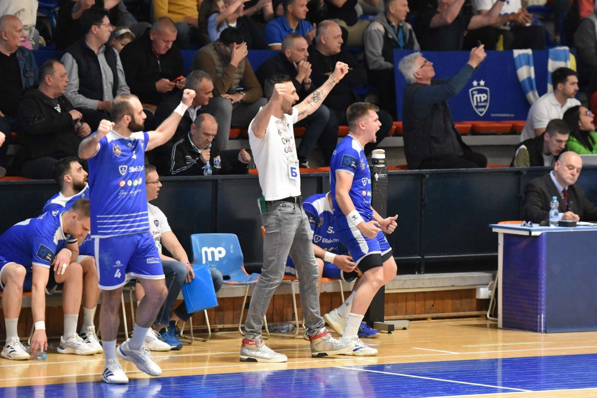 Sezona zadovoljstva – Rašić i igrači (foto: RK Metaloplastika)