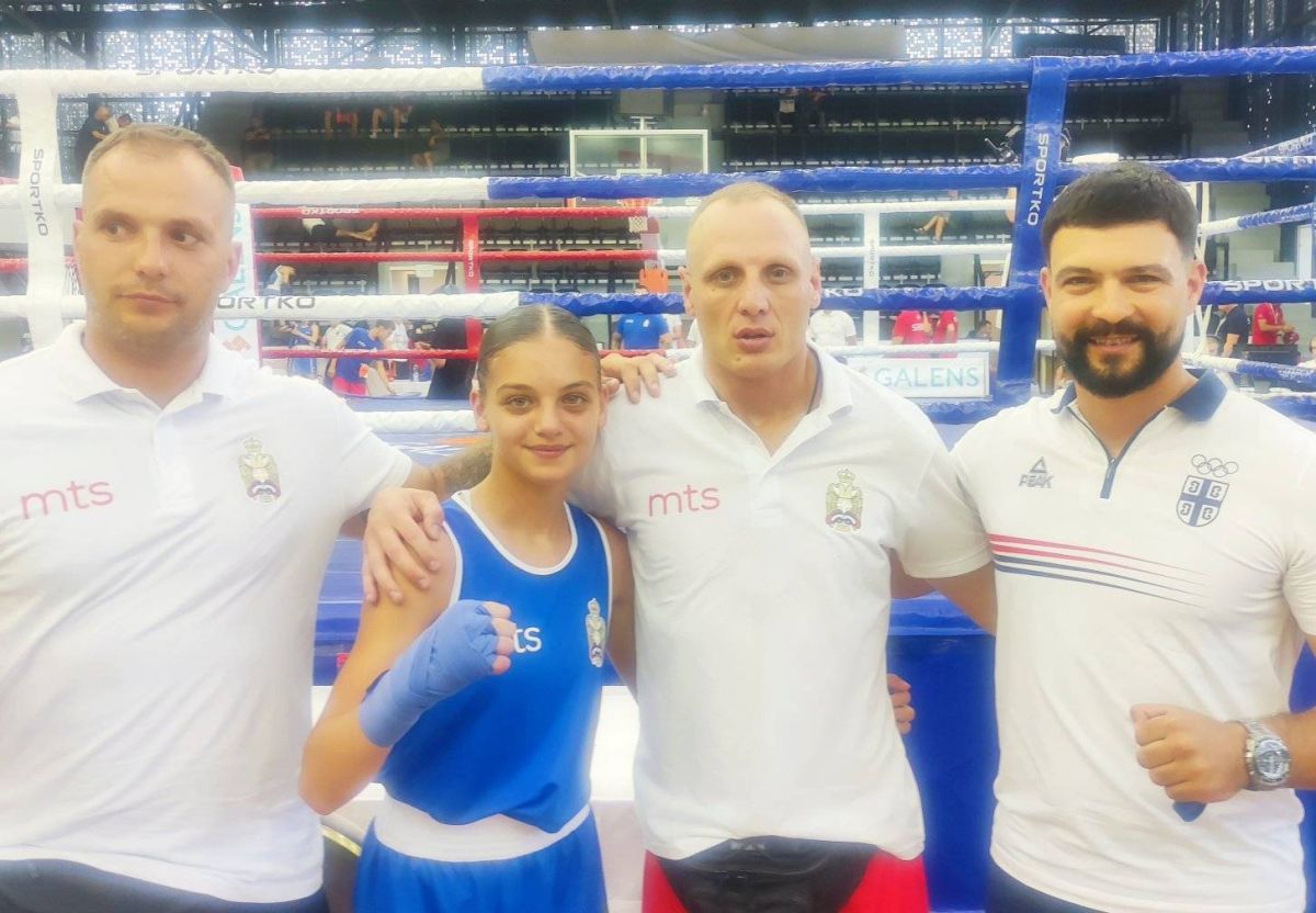 A. Todorović i B. Jovičić ( u sredini) (foto: Boks zapis fb stranica)