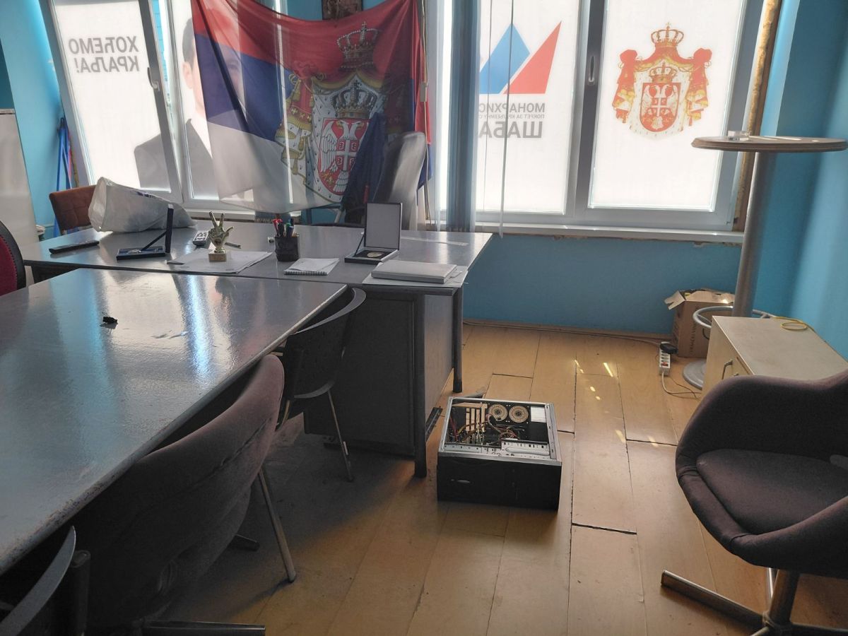 Obijena kancelarija Monarhista - Pokreta za kraljevinu Srbiju u Šapcu